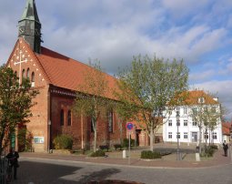 Stadtkirche und Kirchplatz in Krakow am See