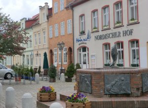 Krakow am See - Marktplatz mit Brunnen  und Hotel Nordischer Hof