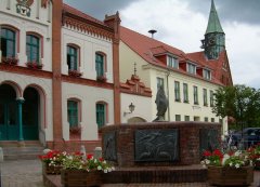 Krakow am See: Der Brunnen vor dem Rathaus