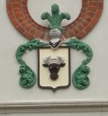 Das Wappen von Krakow am See am Rathaus